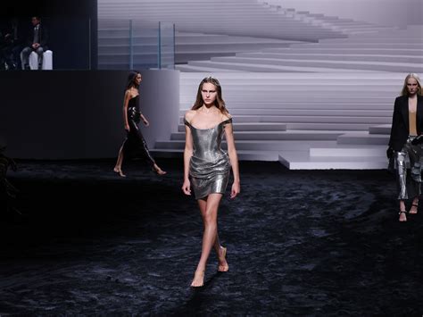 jessica versace milano|Sfilata di Versace Milano Fashion Week: i due volti della .